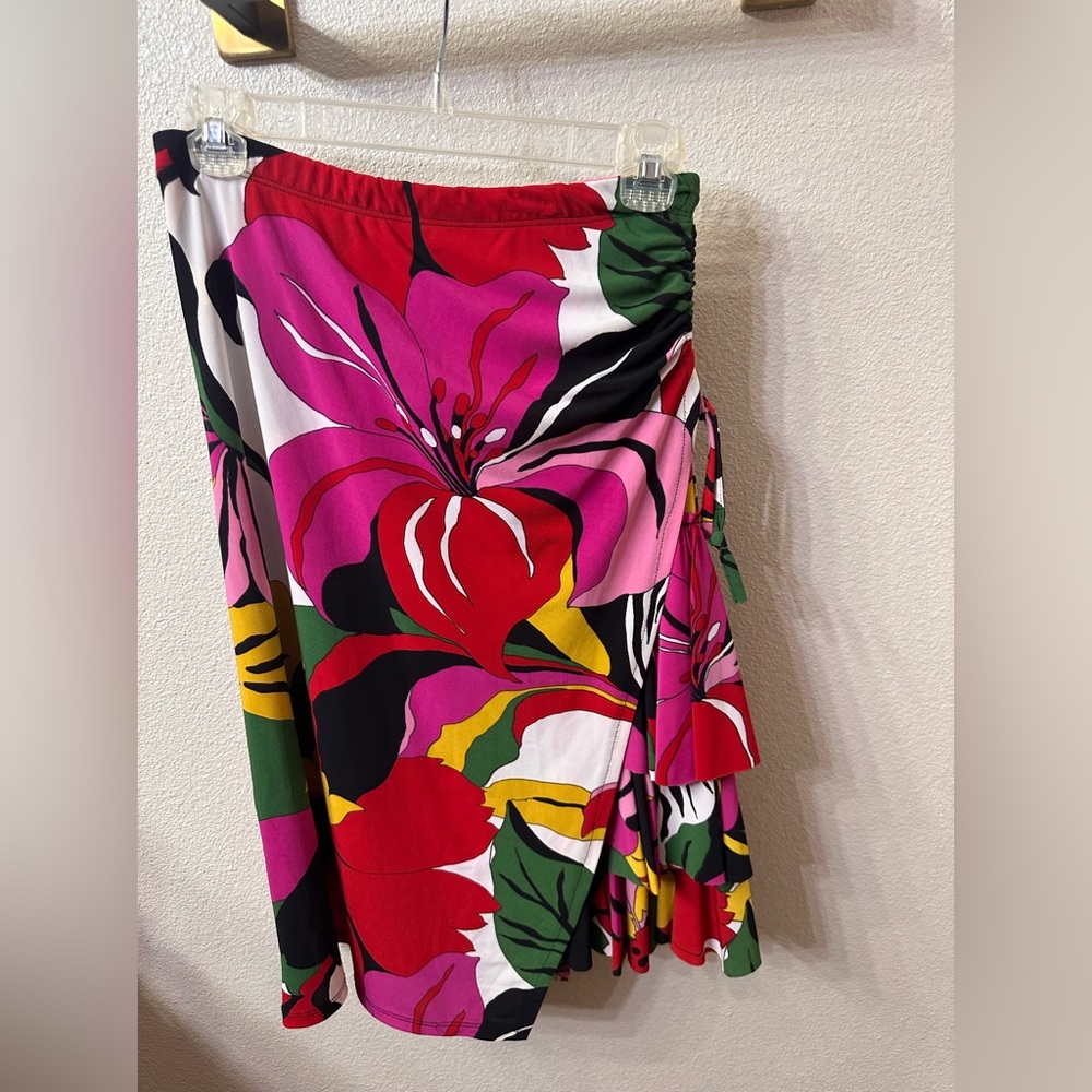 JUST IN TIME FLORAL SKIRT W TIERED SIDE DETAIL SIZE SMALL